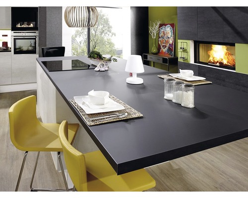 Helle Küche mit Kochinsel, Esstisch, Stühlen, Geschirr und Kamin