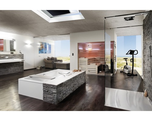 Badezimmer mit Badewanne, Sauna und Trainingsgerät