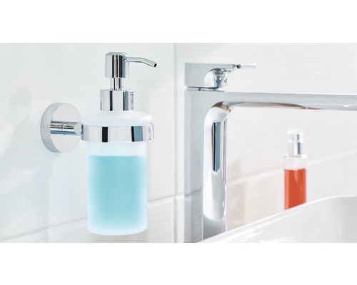 Distributeur de savon mural chromé dans une salle de bain