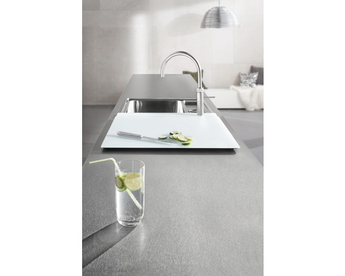 Scène de cuisine avec évier, robinet, planche à découper, couteau et boisson