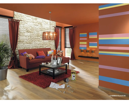 Wohnzimmer mit Couch, Tisch, Lampe und Dekoration