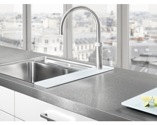 Évier de cuisine avec robinet et plaque de verre