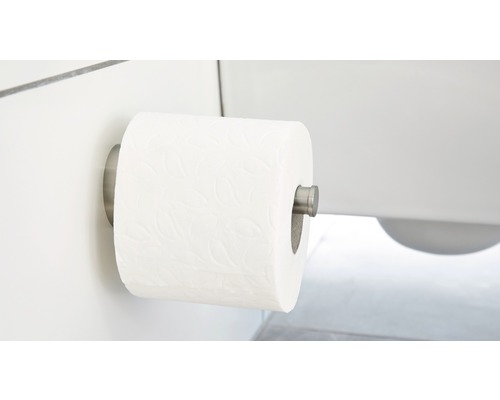 Un rouleau de papier toilette sur un support mural