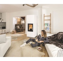 Salon lumineux avec poêle et femme détendue