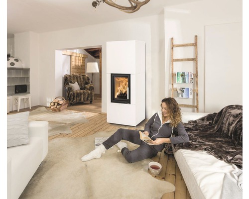 Salon lumineux avec poêle et femme détendue