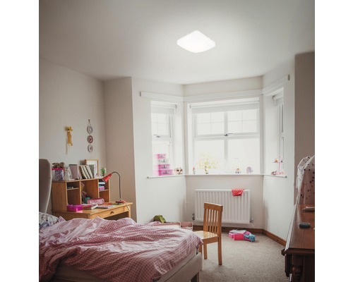 Helles Kinderzimmer mit Bett, Schreibtisch und Deckenleuchte