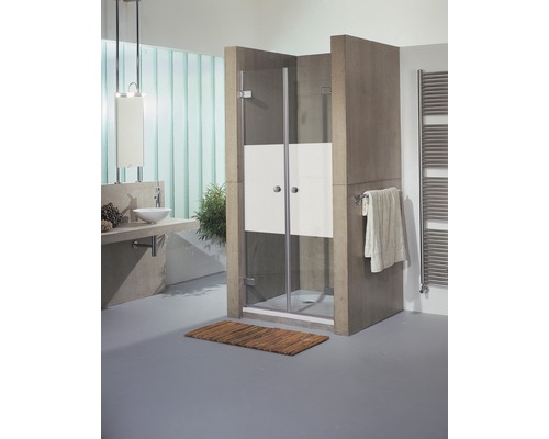 Badezimmer mit Dusche aus Glas und Stein