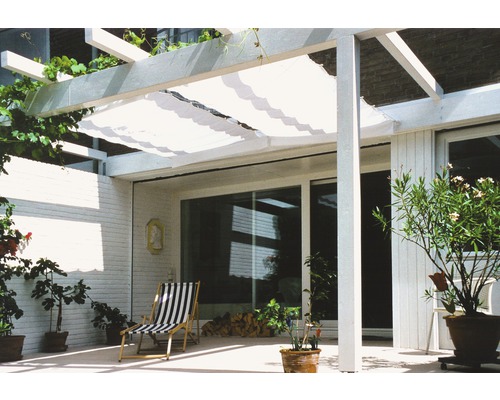 Terrasse avec pergola et voile d''ombrage, chaise longue et plantes en pot.