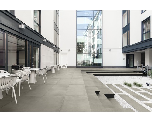 Dalle de terrasse en grès cérame fin FLAIRSTONE béton beige bords rectifiés 120 cm x 60 cm x 2 cm Espace extérieur avec dalles en pierre, sièges et gravier décoratif