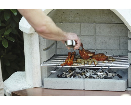 Barbecue avec viande, saucisse et marinade