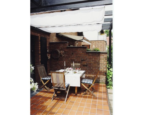 Terrasse avec coin salon en bois, table et voile d''ombrage