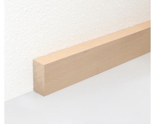 Plinthe en bois sur un mur