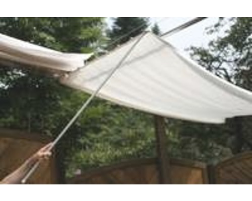 Personne actionnant un voile d''ombrage avec une perche pour créer de l''ombre