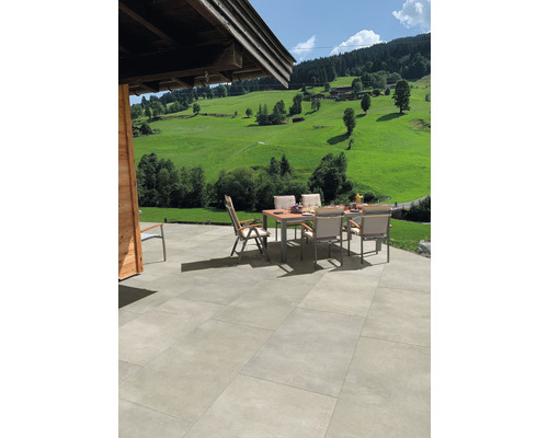 Terrasse mit Fliesen und Sitzgruppe vor Berglandschaft