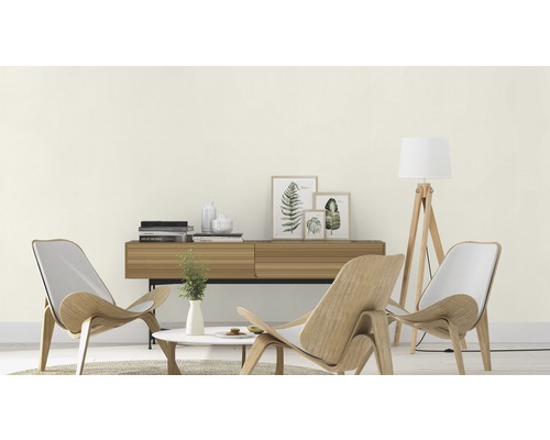 Salon avec fauteuil en bois, table, commode et lampadaire