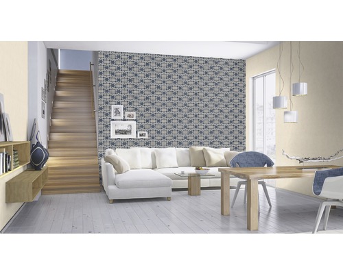 Salon lumineux avec escalier, canapé, table et papier peint à motifs