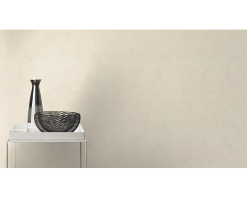 Vase décorative et bol sur une table devant un mur