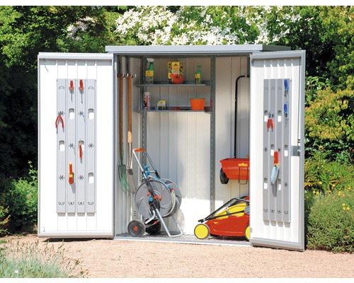 Offener Geräteschuppen mit Gartengeräten und Werkzeugen