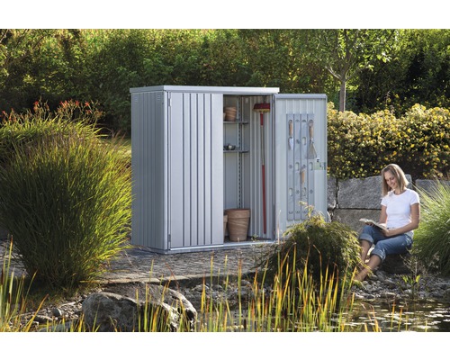 Metall Gartenschrank mit geöffneten Türen und Frau im Garten