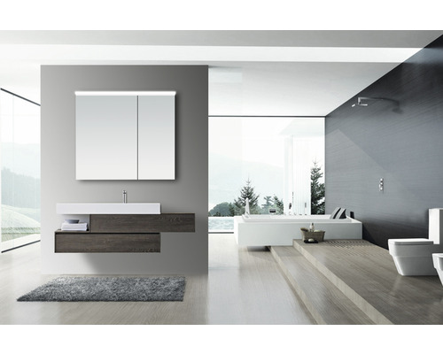 Modernes Badezimmer mit Waschtisch, Spiegel, Badewanne und Toilette