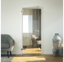 Scène d''intérieur avec porte en verre ouverte, fauteuil et vases