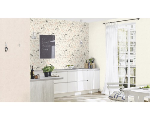 Cuisine lumineuse avec papier peint à motifs, armoires blanches et table à manger près de la fenêtre.