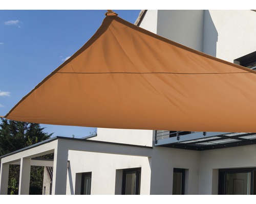 Dreieckiges Sonnensegel über einer Terrasse