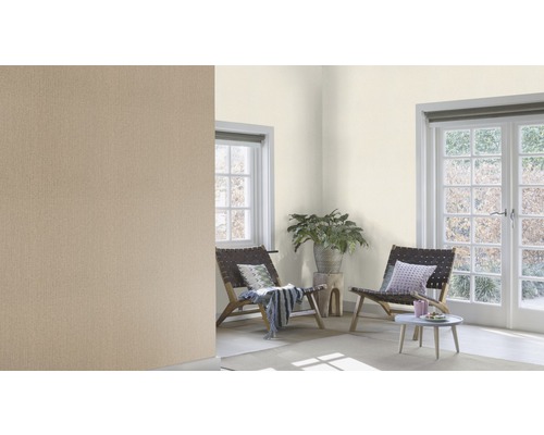 Helles Wohnzimmer mit zwei Stühlen, Zimmerpflanze und Wandtapete