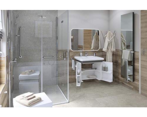 Badezimmer mit ebenerdiger Dusche, Waschtisch mit Unterschrank, Spiegel und Handtuchhalter