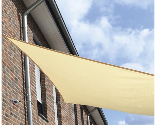 Voile d''ombrage triangulaire fixée au mur d''une maison
