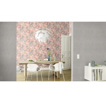 Salle à manger avec table, chaises, suspension et papier peint floral