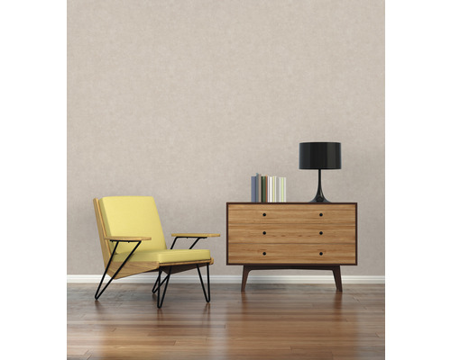 Wohnzimmer mit gelbem Sessel, Holzkommode, Lampe und Büchern