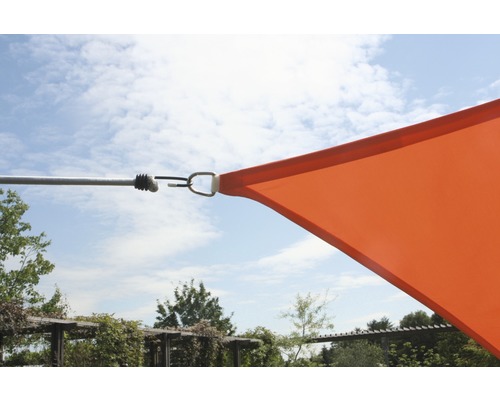 Detailaufnahme eines Sonnensegels mit Befestigung an einer Stange