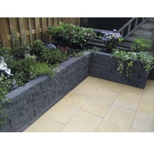 Gartenanlage mit Pflanzsteinen, Pflanzen und Steinboden