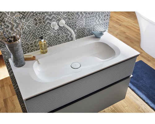 Salle de bains avec meuble sous-vasque, vasque à poser et robinet