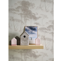 Scène décorative avec papier peint à motif d''arbres, étagère en bois, maisons et presse-papiers