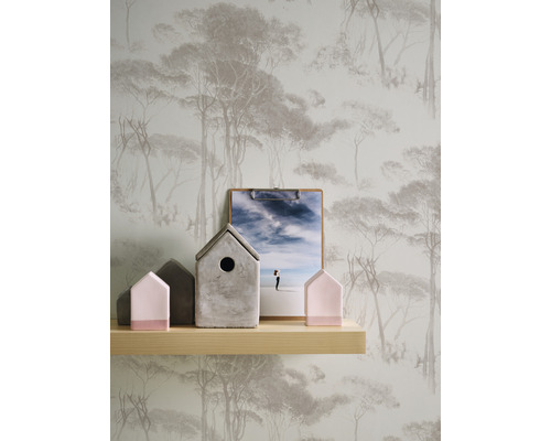 Scène décorative avec papier peint à motif d''arbres, étagère en bois, maisons et presse-papiers