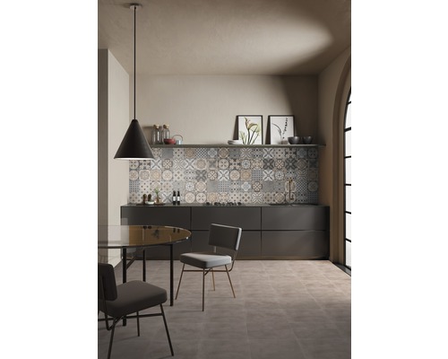 Cuisine avec carrelage au sol, kitchenette et table à manger avec chaises.