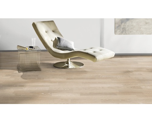 Wohnzimmer mit hellbraunem Laminatboden, Liege und Beistelltisch