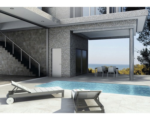 Außenansicht eines Hauses mit Pool, Terrasse mit Liegestühlen und Treppe