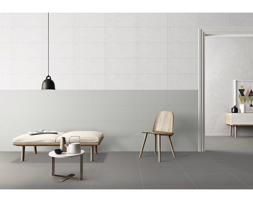 Heller Raum mit Wand- und Bodenfliesen, ausgestattet mit Sitzmöbeln und Dekoration