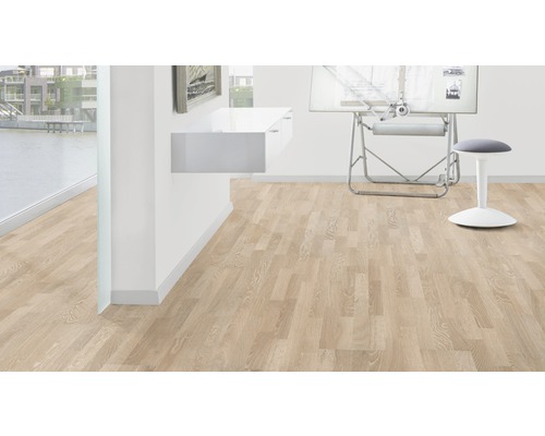 Heller Raum mit Laminatboden in Holzoptik, Schreibtisch und Stehhocker.