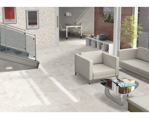 Heller Raum mit Bodenfliesen, Treppe, Sitzbereich und Dekorationen für ein modernes Wohnambiente.