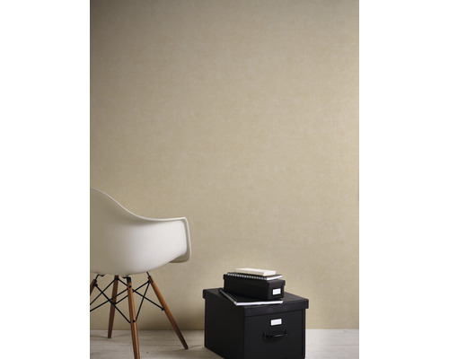 Intérieur avec tapisserie intissée beige, chaise et boîtes de rangement noires