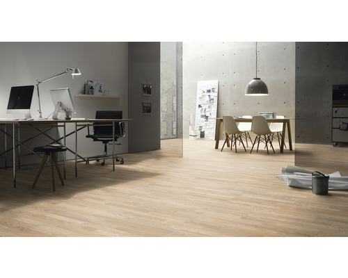 Büro mit Schreibtisch, Stühlen und hellem Holzboden