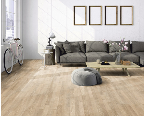 Wohnzimmer mit Holzboden, Sofa und Dekoration