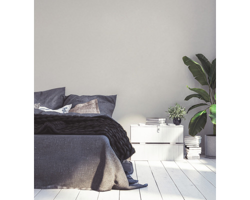 Schlafzimmer mit Bett, Nachttisch und Zimmerpflanzen