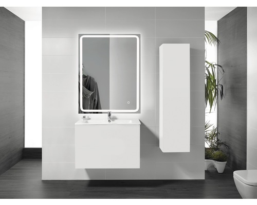 Badezimmer mit Waschtischunterschrank, beleuchtetem Spiegel und Hochschrank