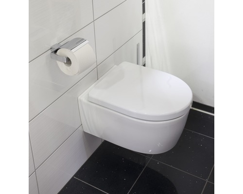 WC suspendu blanc avec porte-papier toilette dans la salle de bain.
