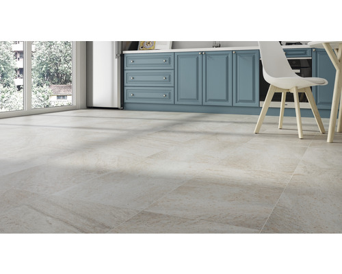 Heller, geräumiger Küchenbereich mit Bodenfliesen in Natursteinoptik und Küchenmöbeln